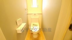 温水洗浄機付トイレです。節水機能もあるので、安心して使えますね。もちろん、1階2階の2ヶ所にトイレがあるので、忙しい朝にもゆとりができますね。