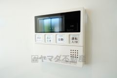 キッチン横からお湯張り、追い炊き、足し湯がボタン一つで楽々操作できる給湯機リモコンです。忙しい夕飯準備の時間帯に重宝しますね。