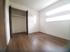 暖かい日差しが差し込む洋室。たっぷり収納できるクローゼット付きでお部屋の中をすっきりと快適に保てます。