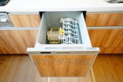 家事の時間が短縮できる食器洗い乾燥機付。億劫な後片付けもラクラクです。