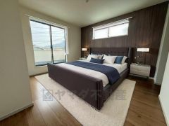 家具はイメージです。寛ぎの時間を紡ぎだす主寝室は、大型ベッドを置いても余裕の広さを確保しています。