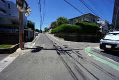 現地（2025年7月）撮影。前面道路は広く、車同士がすれ違うスペースが十分にあります。落ち着いた住宅地内で快適な生活を実現してみませんか＾＾