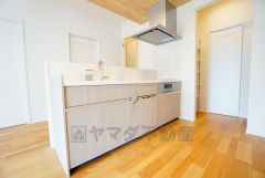 家族とコミュニケーションを取りやすい対面式キッチン。勝手口からは光が差し込み、換気もしやすく便利。