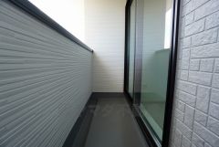同仕様写真。陽当たりの良いバルコニーです。お洗濯やお布団干しはもちろん、日光浴スペースにも。足元は防水工事施工済です。