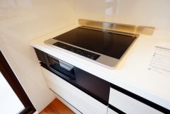 IHクッキングヒーターは火を使わないため、火災の発生リスクを抑えることが出来ます。汚れてもサッとふけてお掃除らくらく＾＾