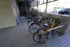 大切な自転車を守れるよう屋根付き駐輪場です。