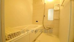 1日の疲れを癒すくつろぎのバスルーム。足を伸ばしてもゆったりと入れるサイズです。お子様と一緒にお風呂に入っても狭くないですね^^