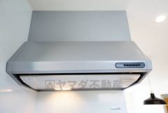 お手入れが簡単なスリム型レンジフードです。調理により発生する油煙や臭いを吸い込み、屋外へ排気してくれます。