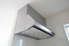 調理により発生する油煙や臭いを吸い込み、屋外へ排気してくれます。