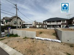 現地（2026年4月6日）撮影。八田小学校徒歩7分。スーパー・コンビニ・ドラッグストアも徒歩10分圏内に揃っています＾＾快適でゆとりのある生活空間で新生活を始めましょう^^