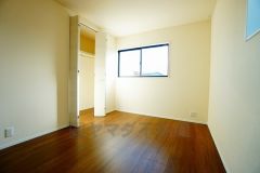 各部屋に収納が完備されているので、お荷物が増えても安心の設計です。