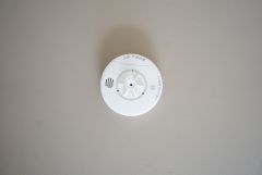 同仕様写真。火災発生をいち早く知らせてくれる火災報知器は標準装備です。