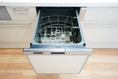 食事の後の手間を解消する食器洗い乾燥機付。冬場の洗い物で手荒れの悩みもなくなります。手洗いよりも節約できて便利。