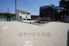 お子様と公園に行けない日も、のびのびお庭で遊べるのがうれしいですね。ガーデニングやお子様のプールなど大活躍です＾＾