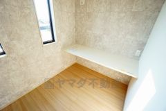 寝室に設けられたカウンタースペース。書斎や在宅ワーク、ドレッサーなど多目的に活用できる便利な設計です。