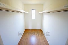 季節物の衣類もスッキリ収納できるウォークインクローゼット。クローゼット内で洋服のコーディネートから着替えまで中で出来るので、部屋が散らかりにくいです。