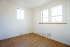 暖かい日差しが差し込む洋室。たっぷり収納できるクローゼット付きでお部屋の中をすっきりと快適に保てます。