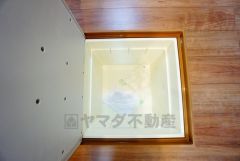 キッチンに床下収納があります。長期保存ができるもの、調理器具、防災グッズを入れておくのもいいですね。