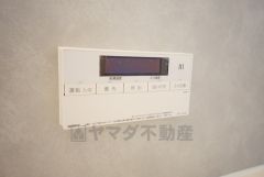 湯量・湯温の設定、そして保温までワンタッチのフルオートバス。便利な追い炊き機能付きです。