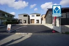 現地（2026年3月4日）撮影。古賀駅徒歩11分、都心へのアクセス良好。スーパーやコンビニなども近く周辺環境充実。快適でゆとりのある生活空間で新生活を始めましょう^^