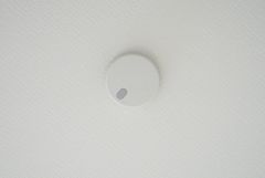 大きな掃き出し窓のあるリビングは、陽光あふれる明るい空間です。ゆったりと寛げる憩いの場となりそうです。