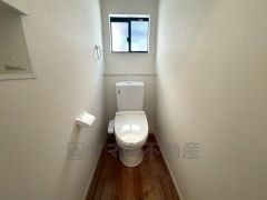 温水洗浄機付トイレです。節水機能もあるので、安心して使えますね。もちろん、1階2階の2ヶ所にトイレがあるので、忙しい朝にもゆとりができますね。