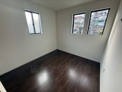 暖かい日差しが差し込む洋室。たっぷり収納できるクローゼット付きでお部屋の中をすっきりと快適に保てます。