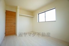 暖かい日差しが差し込む洋室。たっぷり収納できるクローゼット付きでお部屋の中をすっきりと快適に保てます。