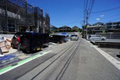 現地（2025年7月）撮影。全戸駐車スペースも2台確保、来客時にも便利。大きな車でも駐車しやすいため、車のサイズを気にせず好きな車に乗れます。