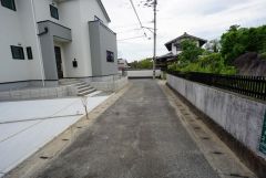 住人以外の車の進入も少なく、小さなお子様を持つご家庭にも安心です。
