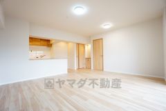 リビングは広々とした設計で、家族が集い、寛ぐ暮らしの空間を演出しています。思い思いの時間を過ごしたり、家族みんなで食事をしたり、素敵な団らんの場になりますね。