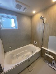 1日の疲れを癒すくつろぎのバスルーム。足を伸ばしてもゆったりと入れるサイズです。お子様と一緒にお風呂に入っても狭くないですね^^