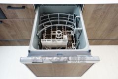 食後の時間にゆとりを与えてくれる食器洗い乾燥機。操作ボタンも上面にあるので、腰をかがめずに操作が楽々。