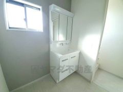 三面鏡つき洗面台。鏡裏にたっぷりとした収納スペースがあります。鏡を閉めてしまえば小物は見えないため、スッキリとした印象の洗面台にできます。