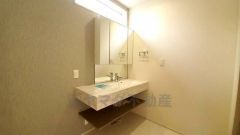 デザイン性の高い洗面化粧台。フルフラットカウンター。