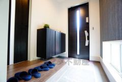 たっぷり収納できるシューズボックスです。家族全員の靴がきれいに整頓できます。棚の上にお花や写真を飾っても良いですね。