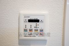 浴室暖房乾燥機付き。天候に左右されず、いつでも好きなときに洗濯物を干せるので、仕事や家事で忙しい方に重宝します。