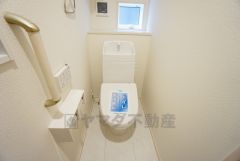 温水洗浄機付トイレです。節水機能もあるので、安心して使えますね。もちろん、1階2階の2ヶ所にトイレがあるので、忙しい朝にもゆとりができますね。
