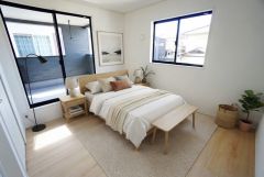 家具はイメージです。寛ぎの時間を紡ぎだす主寝室は、大型ベッドを置いても余裕の広さを確保しています。