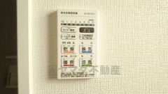 浴室暖房乾燥機付き。天候に左右されず、いつでも好きなときに洗濯物を干せるので、仕事や家事で忙しい方に重宝します。