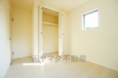 暖かい日差しが差し込む洋室。たっぷり収納できるクローゼット付きでお部屋の中をすっきりと快適に保てます。