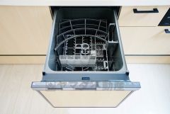 食事の後の手間を解消する食器洗い乾燥機付。冬場の洗い物で手荒れの悩みもなくなります。手洗いよりも節約できて便利。