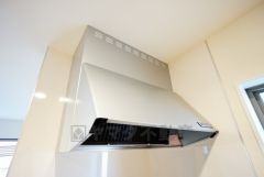 風量が弱・強と切替え可能なレンジフードが調理中の煙をしっかり吸い込みます。手元を照らすライト付きです。