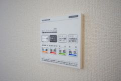 雨の日の洗濯も安心できる浴室暖房乾燥機付き浴室。リモコンで操作もボタン1つで簡単。