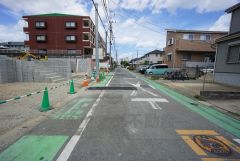 現地（2025年8月6日）撮影。大型車の通行が少なく、騒音や振動が少ないので静かで快適な生活を送れます。