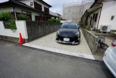 駐車スペースはゆとりある2台分を確保。マイカー用に、お客さま用に、余裕を持ってご利用いただけます。