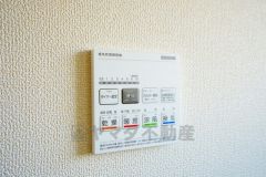 浴室暖房乾燥機付き。天候に左右されず、いつでも好きなときに洗濯物を干せるので、仕事や家事で忙しい方に重宝します。