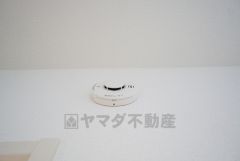 火災発生をいち早く知らせてくれる火災報知器は標準装備です。