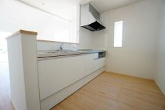 収納も、作業スペースも広々と設けられた使いやすいシステムキッチンです＾＾カウンタ ーキッチンなので、ご家族と会話をしながら楽しくお料理ができます＾＾