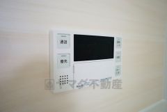 湯量・湯温の設定、そして保温までワンタッチのフルオートバス。便利な追い炊き機能付きです。